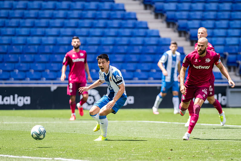  肯宁澳网捧杯开启新赛季征程