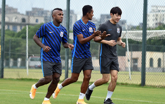  网坛新锐挑战传统，年轻力量改写格局