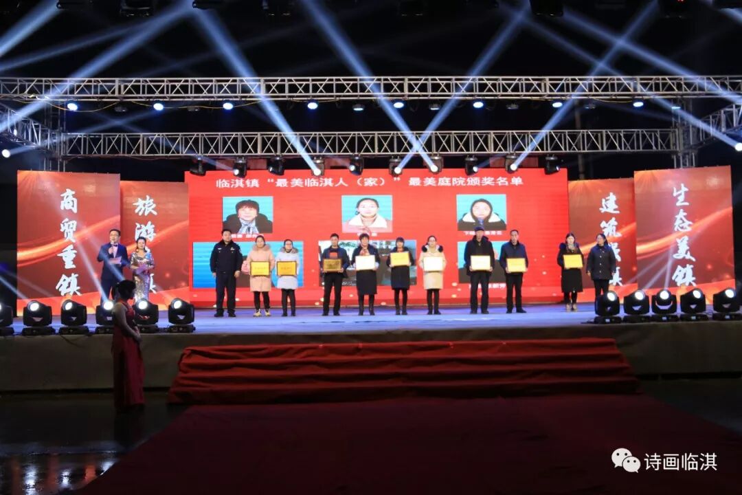  篮球年度颁奖盛典，表彰杰出贡献者