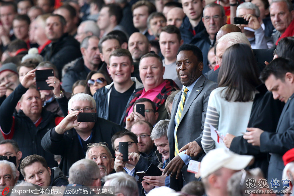  英超双红会激情上演，传统豪强狭路相逢