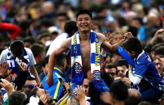  武磊破门海港击败申花夺超级杯