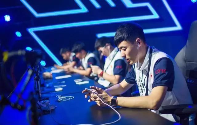  电竞选手刻苦训练备战国际大赛