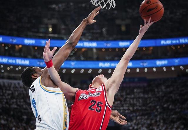  外援双塔统治内线，客队篮板优势显威力